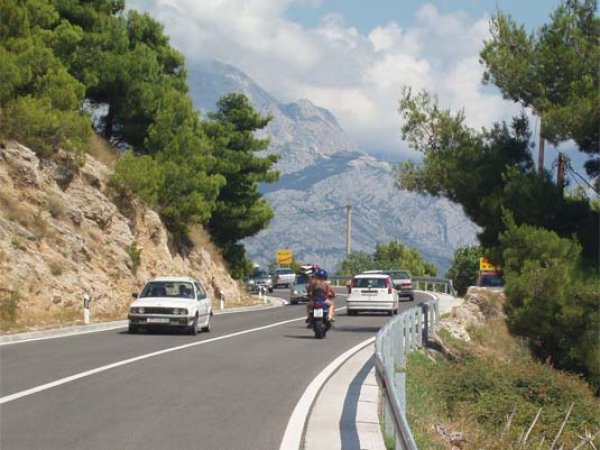 С общо 274 смъртни случая от ПТП през 2023 годна &ndash; или 71,2 на милион жители &ndash; Хърватия е петата най-опасна европейска страна за шофиране.

Въпреки че тези цифри са доста над средните за ЕС, броят на смъртните случаи в Хърватия е намалял с темп, по-висок от средния през последното десетилетие. Според Европейската комисия произшествията често се случват по градските пътища след залез, а използването на предпазни колани не се прилага ефективно.